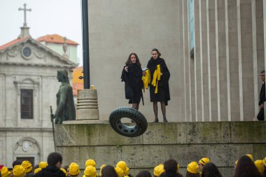 Porto, Portekiz - 7 Mayıs 2019: Cortejo Queima das Fitas sırasında - üniversitelerin Portekizli öğrencilerin yıllık şenlikleri. Mezunlar, fakültelerinin her ikisi de renkte bir şapka ve baston giyerler..