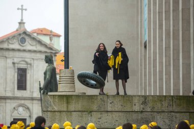 Porto, Portekiz - 7 Mayıs 2019: Cortejo Queima das Fitas sırasında - üniversitelerin Portekizli öğrencilerin yıllık şenlikleri. Mezunlar, fakültelerinin her ikisi de renkte bir şapka ve baston giyerler..