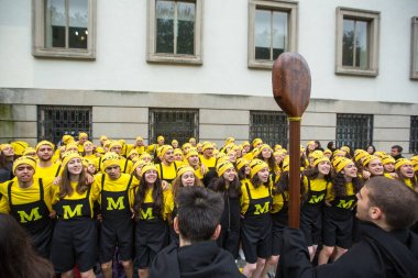 Porto, Portekiz - 7 Mayıs 2019: Cortejo Queima das Fitas sırasında - üniversitelerin Portekizli öğrencilerin yıllık şenlikleri. Mezunlar, fakültelerinin her ikisi de renkte bir şapka ve baston giyerler..