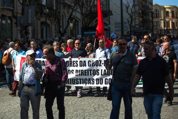 ポルト ポルトガル 2019年5月1日 オポルト中心部でのメイデーのお祝い 伝統的に共産党に関連するポルトガル労働者総連合は 800 000人のメンバーを持っています — ストック写真