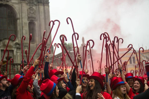 ポルト ポルトガル 2019年5月7日 コルテホ ケイマ フィタスの間に 大学のポルトガルの学生の毎年のお祭り 卒業生はトップハットとウォーキングサトインを着用し 両方の色の教員の色を着用します — ストック写真