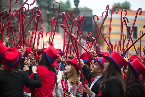 ポルト ポルトガル 2019年5月7日 コルテホ ケイマ フィタスの間に 大学のポルトガルの学生の毎年のお祭り 卒業生はトップハットとウォーキングサトインを着用し 両方の色の教員の色を着用します — ストック写真