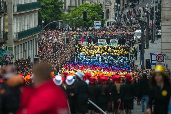 ポルト ポルトガル 2019年5月7日 コルテホ ケイマ フィタスの間に 大学のポルトガルの学生の毎年のお祭り 卒業生はトップハットとウォーキングサトインを着用し 両方の色の教員の色を着用します — ストック写真