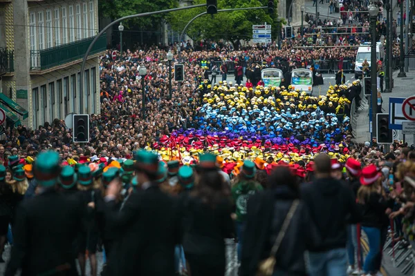 ポルト ポルトガル 2019年5月7日 コルテホ ケイマ フィタスの間に 大学のポルトガルの学生の毎年のお祭り 卒業生はトップハットとウォーキングサトインを着用し 両方の色の教員の色を着用します — ストック写真