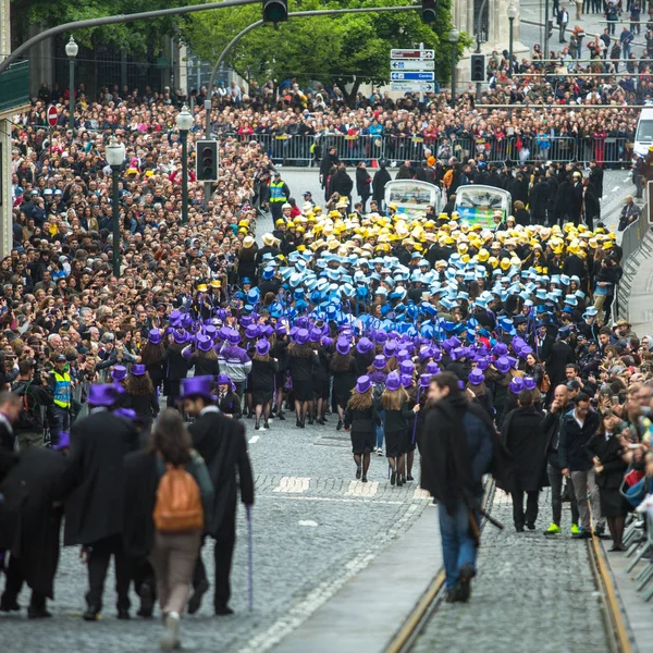 ポルト ポルトガル 2019年5月7日 コルテホ ケイマ フィタスの間に 大学のポルトガルの学生の毎年のお祭り 卒業生はトップハットとウォーキングサトインを着用し 両方の色の教員の色を着用します — ストック写真