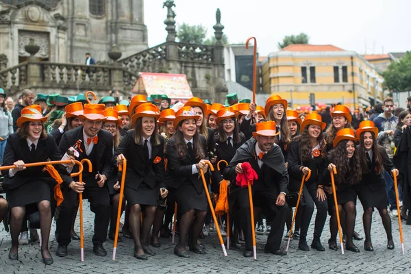 葡萄牙波尔图 2019年5月7日 在科尔特霍奎马达斯比塔斯 葡萄牙大学学生的年度节日 毕业生们戴着一顶帽子和一个手杖 都是他们学院的两种颜色 — 图库照片#