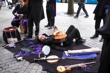 Porto, Portekiz - 6 Mayıs 2019: Queima das Fitas sırasında üniversitelerin Portekizli öğrencileringeleneksel bir şenliğidir. Birinci sınıflar fakülteleriyle aynı renkte komik/aptal kıyafetler giyer ler ve şarkı söylerler..