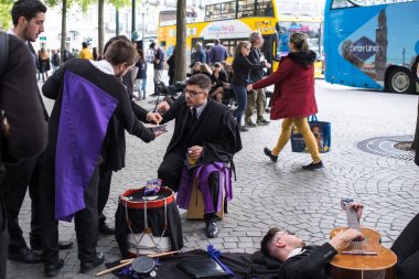 Porto, Portekiz - 5 Mayıs 2019: Queima das Fitas sırasında üniversitelerin Portekizli öğrencileringeleneksel bir şenliğidir. Mezunlar, fakültelerinin her ikisi de renkte bir şapka ve baston giyerler..