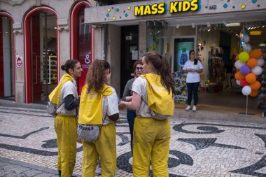 Porto, Portekiz - 6 Mayıs 2019: Queima das Fitas sırasında üniversitelerin Portekizli öğrencileringeleneksel bir şenliğidir. Birinci sınıflar fakülteleriyle aynı renkte komik/aptal kıyafetler giyer ler ve şarkı söylerler..