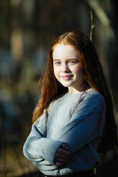 Χαριτωμένο Έφηβος Κορίτσι Μακριά Φωτεινά Κόκκινα Μαλλιά Κοντινό Πορτρέτο Εξωτερικούς — Φωτογραφία Αρχείου