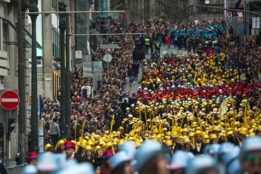 Porto, Portekiz - 7 Mayıs 2019: Cortejo Queima das Fitas sırasında - üniversitelerin Portekizli öğrencilerin yıllık şenlikleri. Mezunlar, fakültelerinin her ikisi de renkte bir şapka ve baston giyerler..