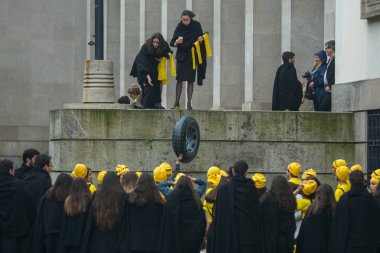 Porto, Portekiz - 7 Mayıs 2019: Cortejo Queima das Fitas sırasında - üniversitelerin Portekizli öğrencilerin yıllık şenlikleri. Mezunlar, fakültelerinin her ikisi de renkte bir şapka ve baston giyerler..