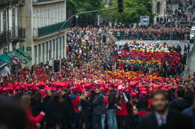 Porto, Portekiz - 7 Mayıs 2019: Cortejo Queima das Fitas sırasında - üniversitelerin Portekizli öğrencilerin yıllık şenlikleri. Mezunlar, fakültelerinin her ikisi de renkte bir şapka ve baston giyerler..