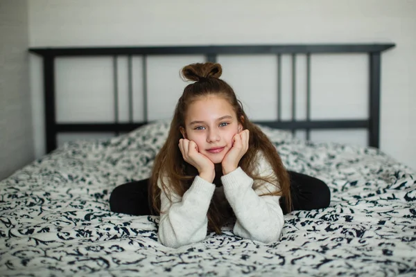 十二岁的可爱女孩在她的房间里坐在床上的乐趣 — 图库照片