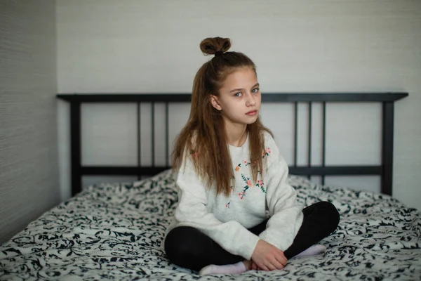 Дванадцятирічна Мила Дівчина Розважається Своїй Кімнаті Сидячи Ліжку — стокове фото