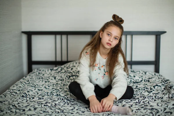 Dwanaście Lat Cute Girl Zabawy Jej Pokoju Siedzi Łóżku — Zdjęcie stockowe