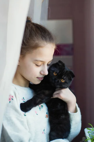 Schattig Tiener Meisje Houdt Een Kitten Haar Armen — Stockfoto