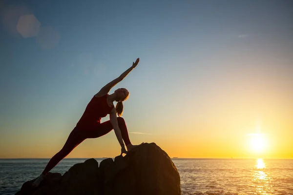 Yoga Silhouet Jonge Vrouw Doen Fitnessoefeningen Houding Van Asana Van — Stockfoto