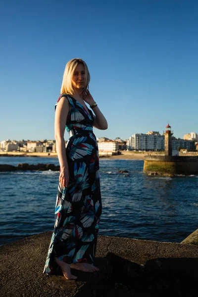 Beautiful Woman Long Dress Standing Seafront — Stock Photo, Image