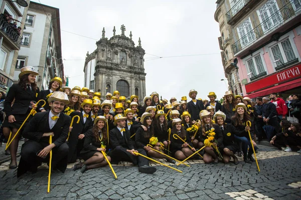 ポルト ポルトガル 2019年5月7日 コルテホ ケイマ フィタスの間に 大学のポルトガルの学生の毎年のお祭り 卒業生はトップハットとウォーキングサトインを着用し 両方の色の教員の色を着用します — ストック写真