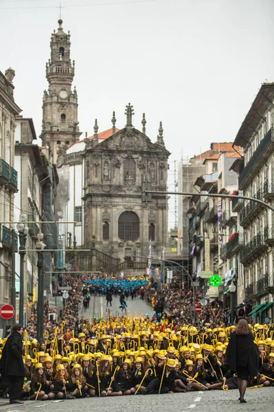 ポルト ポルトガル 2019年5月7日 コルテホ ケイマ フィタスの間に 大学のポルトガルの学生の毎年のお祭り 卒業生はトップハットとウォーキングサトインを着用し 両方の色の教員の色を着用します — ストック写真