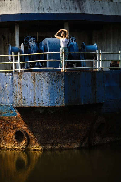 Mujer Joven Asiática Barco Gigante Abandonado Selva Las Islas Golfo — Foto de Stock