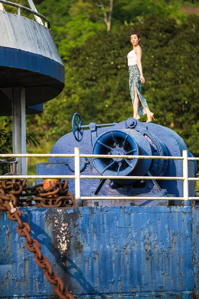 Mujer Joven Asiática Barco Gigante Abandonado Selva Las Islas Golfo — Foto de Stock