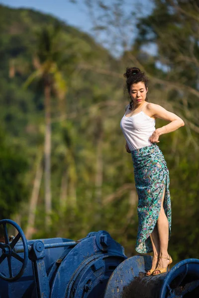 タイ湾の島のジャングルで放棄された巨大な船のアジアの若い女性は 写真撮影のためにポーズ — ストック写真