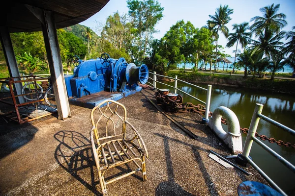 タイ湾の島々のジャングルで巨大な船として様式化された放棄された建物に — ストック写真