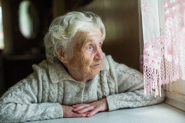 Une Vieille Femme Âgée Regarde Tristement Par Fenêtre Soins Aux — Photo