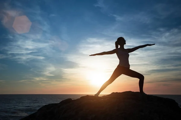 Silueta Jógy Meditační Dívka Moři Při Západu Slunce Fitness Zdravý — Stock fotografie