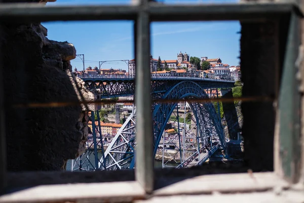 Vista Ponte Dom Luis Através Janela Edifício Destruído Abandonado Construção — Fotografia de Stock