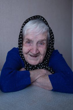 Kafasında bir eşarp yaşlı bir kadın emekli portresi.
