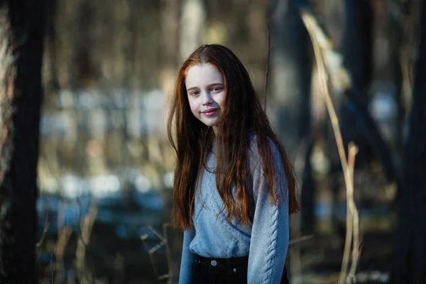 Piękna Nastolatka Czerwonym Złotym Długimi Włosami Stwarzające Dla Portretu Lesie — Zdjęcie stockowe