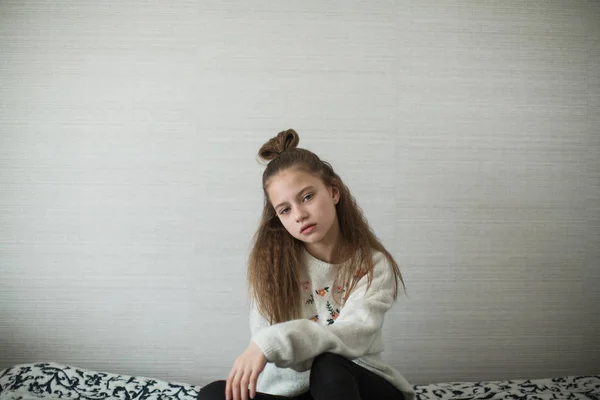 肖像画のために彼女の部屋でポーズかわいい十代の女の子 — ストック写真