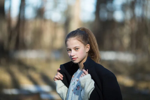 Nettes Mädchen Schulalter Posiert Park Für Ein Fotoshooting — Stockfoto