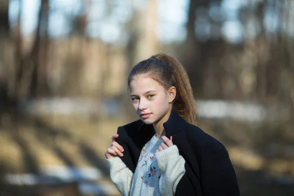 Szkoła Age Cute Girl Stwarzających Parku Sesję Zdjęciową — Zdjęcie stockowe