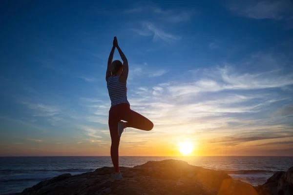 Silhouette Jeune Femme Pratiquant Yoga Sur Plage Coucher Soleil — Photo