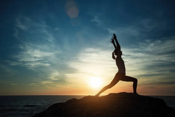 Yoga Vrouw Silhouet Het Strand Bij Geweldige Zonsondergang Ontspannen Mediteren — Stockfoto