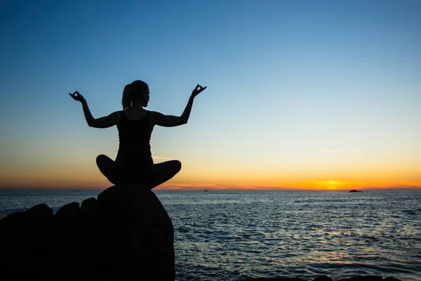 瑜伽轮廓年轻女子在海滩上迷人的日落 放松和健康 — 图库照片