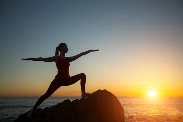 Silueta Yoga Mujer Joven Haciendo Ejercicios Fitness Playa Mar Atardecer —  Fotos de Stock