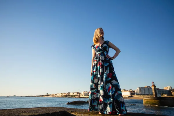 Mooie Blonde Vrouw Een Lange Jurk Staande Zee Pier — Stockfoto