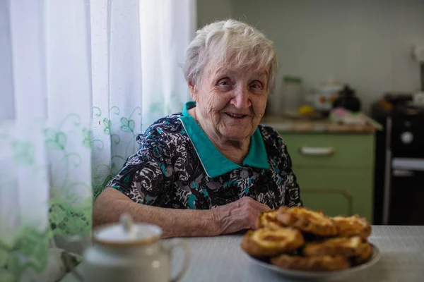 Una Anciana Bebiendo Con Pasteles Cocina — Foto de Stock