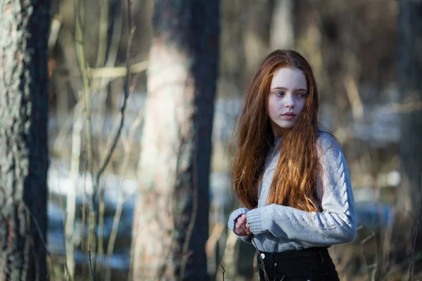 Parkta Uzun Parlak Kırmızı Saçlı Sevimli Teengirl Portresi — Stok fotoğraf
