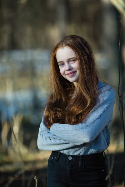 Portret Teengirl Drăguț Păr Roșu Lung Strălucitor Parc — Fotografie, imagine de stoc