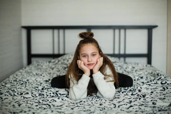 Tiener Meisje Poseren Voor Camera Zittend Het Bed Haar Kamer — Stockfoto