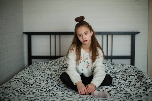 Adolescente Posando Para Câmera Sentada Cama Seu Quarto — Fotografia de Stock