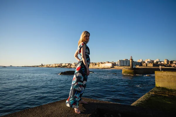 Blonde Vrouw Een Lange Jurk Staande Kust — Stockfoto