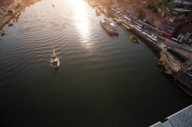 Porto'nun merkezindeki Dom Luis I Köprüsü'nden Douro nehri neresi görünümü - Portekiz.