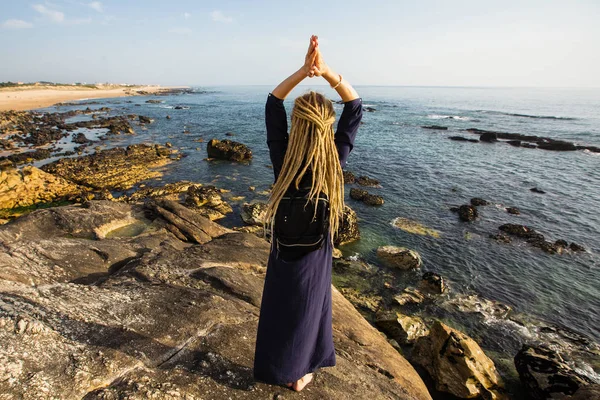 Una Giovane Donna Con Lunghi Dreadlocks Luce Trova Sulla Riva — Foto Stock